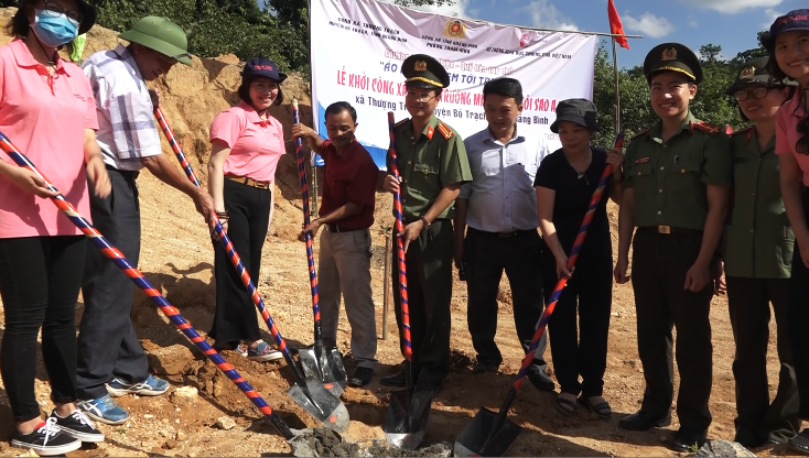 Đại diện lãnh đạo Công an tỉnh, Hệ thống giáo dục Shining Star Việt Nam và chính quyền địa phương cùng tiến hành khởi công điểm trường Ngôi sao A Ky.