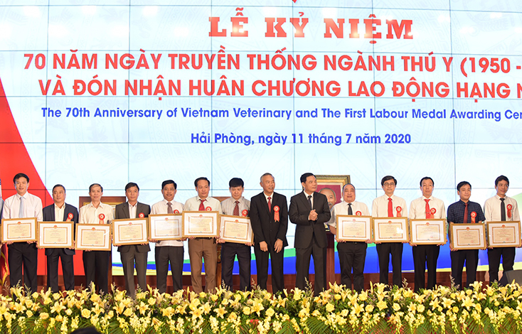 Lãnh đạo Chi cục Chăn nuôi và Thú y (thứ 5 từ bên trái sang) vinh dự nhận bằng khen của Bộ trưởng Bộ Nông nghiệp-PTNT. 