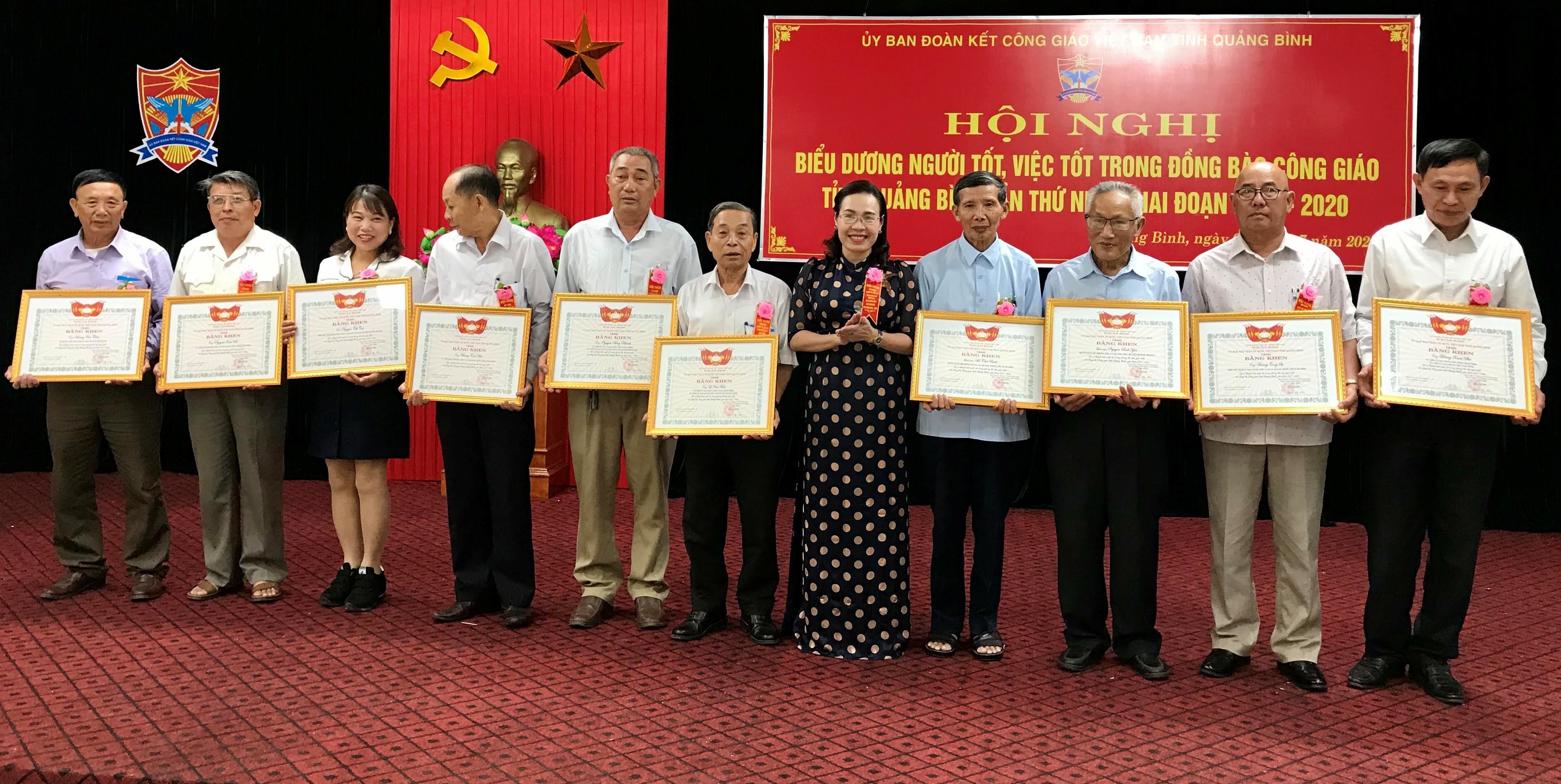  Chị Nguyễn Thị Tuệ (thứ 3 từ trái qua) là 1 trong 10 cá nhân được Ủy ban MTTQVN tỉnh tặng bằng khen trong thực hiện phong trào thi đua yêu nước của đồng bào Công giáo tỉnh, giai đoạn 2015-2020.