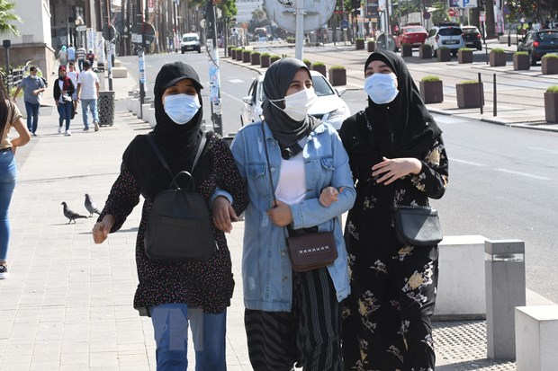 Người dân đeo khẩu trang phòng lây nhiễm COVID-19 tại Casablanca, Maroc, ngày 24-8-2020. (Ảnh: THX/TTXVN)