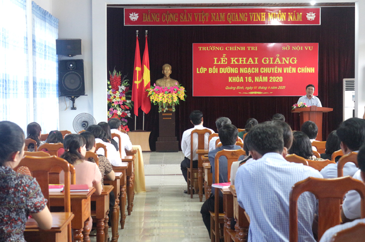 Đồng chí Trần Đình Dinh, TUV, Giám đốc sở Nội vụ phát biểu tại lễ khai giảng.