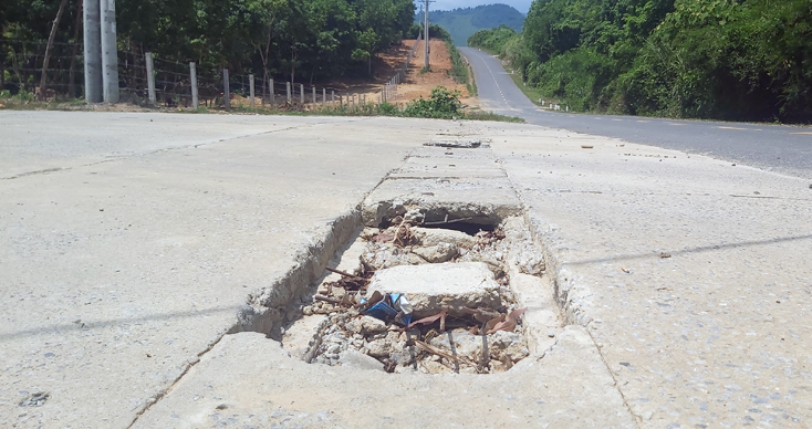 Cần sửa chữa, khắc phục lại những nắp cống đã bị vỡ gây nguy hiểm cho người tham gia giao thông khi vào bản Khe Ngát, thị trấn Nông trường Việt Trung.