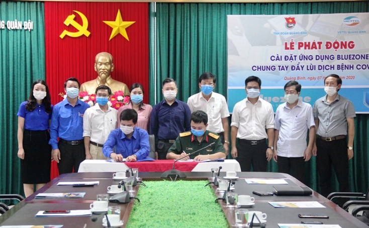 Đại diện lãnh đạo Tỉnh đoàn và Viettel Quảng Bình ký kết chương trình phối hợp giữa hai đơn vị.