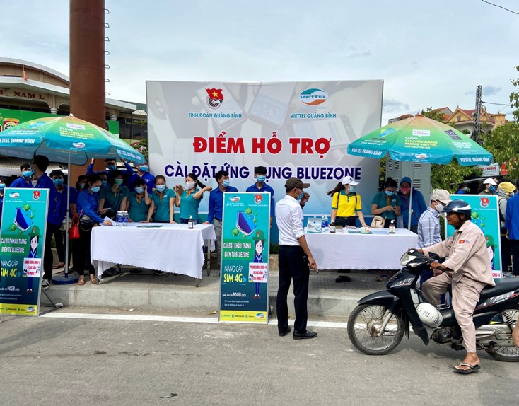 Sau lễ phát động, Tỉnh đoàn và Viettel Quảng Bình tổ chức ra quân tuyên truyền, hướng dẫn người dân cài đặt ứng dụng Bluezone tại phường Nam Lý, TP. Đồng Hới. 