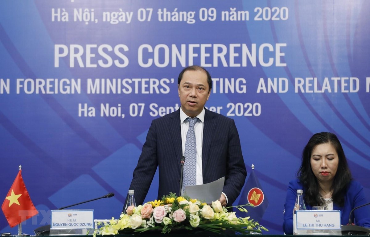 Thứ trưởng Bộ Ngoại giao Nguyễn Quốc Dũng, Trưởng SOM ASEAN Việt Nam chủ trì họp báo. (Ảnh: Dương Giang/TTXVN)