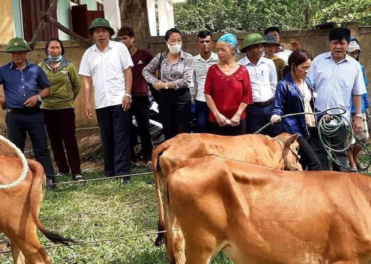 Hội Nông dân huyện Lệ Thủy trao bò cái sinh sản cho các hộ nghèo.