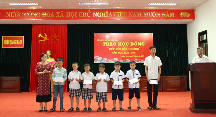 Lãnh đạo Hội Khuyến học tỉnh trao học bổng cho học sinh nghèo huyện Quảng Trạch.