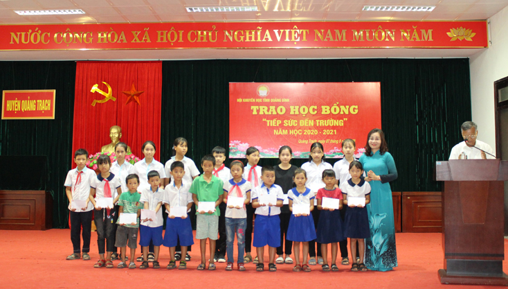 Đại diện lãnh đạo Sở Giáo dục-Đào tạo trao học bổng “Tiếp sức đến trường” cho học sinh nghèo thị xã Ba Đồn. 
