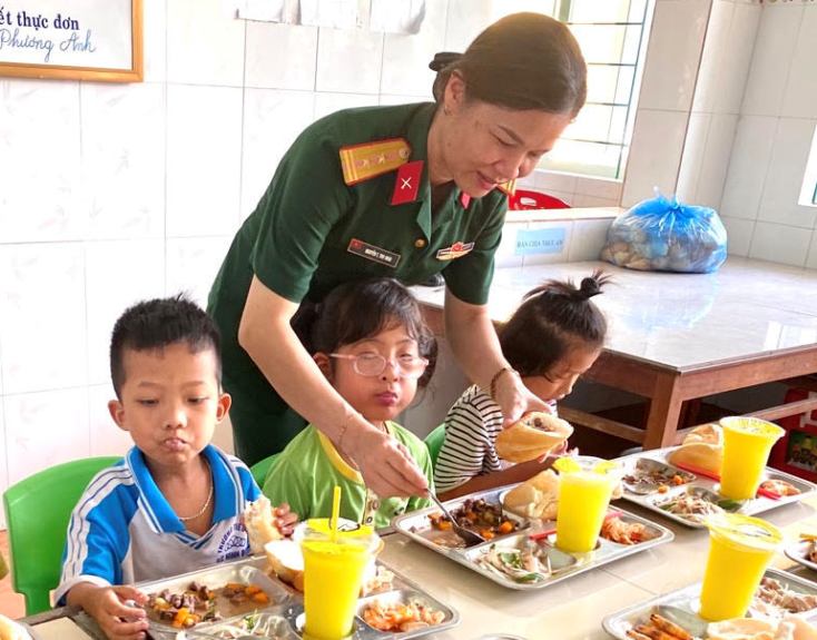   Trung tá Nguyễn Thị Thu Hoài thực hiện các hoạt động nhân đạo từ thiện tại Trung tâm nuôi dạy trẻ khuyết tật TP. Đồng Hới.