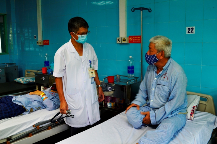  Bác sỹ Hoàng Văn Công thăm khám cho người bệnh ở khoa Ngoại Thận-Tiết niệu.