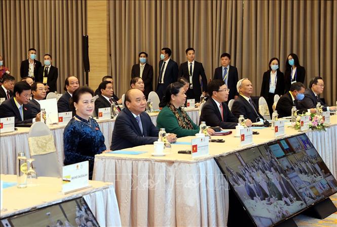 Chủ tịch Quốc hội Nguyễn Thị Kim Ngân, Chủ tịch AIPA- 41, Thủ tướng Nguyễn Xuân Phúc, Chủ tịch ASEAN 2020 và các đồng chí lãnh đạo Đảng, Nhà nước cùng các đại biểu dự Lễ khai mạc. Ảnh: Trọng Đức/TTXVN