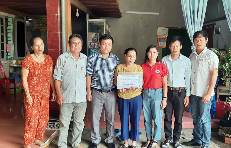 Trao quà cho gia đình em Nguyễn Võ Tuấn Kiệt.