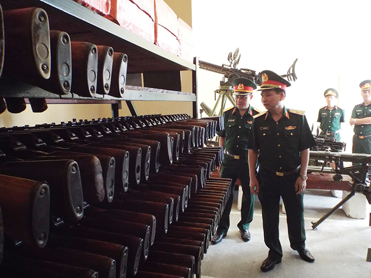 Thiếu tướng Nguyễn Văn Man kiểm tra kết quả thực hiện công tác kỹ thuật năm 2020