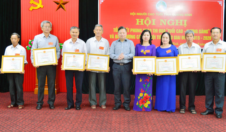  Đồng chí Nguyễn Tiến Hoàng trao Bằng khen cho các cá nhân tiêu biểu trong phong trào thi đua yêu nước “Tuổi cao - Gương sáng” giai đoạn 2015 - 2020