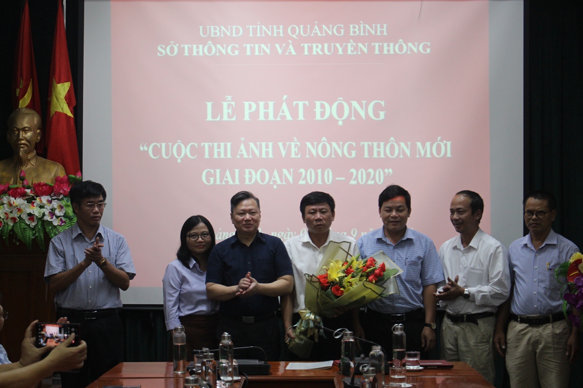 Đồng chí Phó Chủ tịch UBND tỉnh Nguyễn Tiến Hoàng tặng hoa chúc mừng Ban tổ chức cuộc thi.