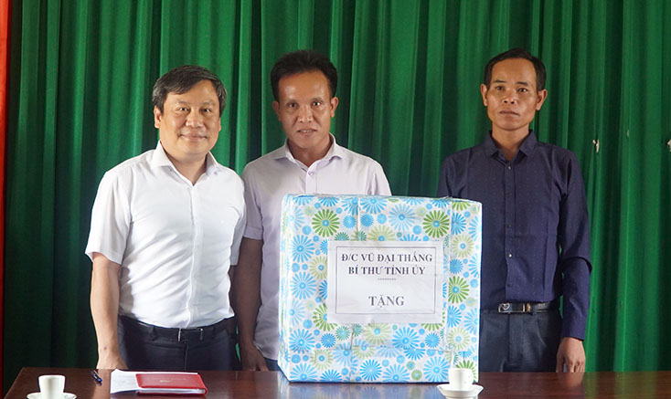 Đồng chí Bí thư Tỉnh ủy tặng quà cho chính quyền và nhân dân xã Tân Trạch
