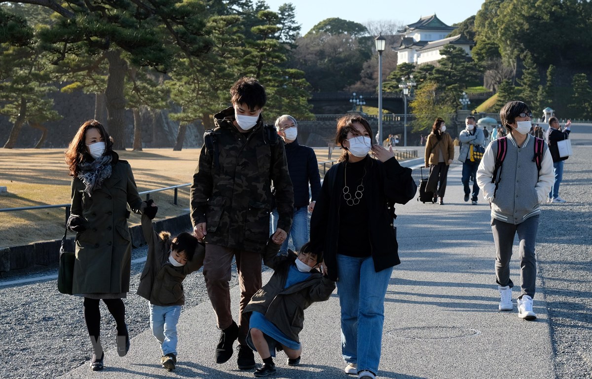 Khách du lịch tại Tokyo, Nhật Bản ngày 23-2-2020. (Ảnh: AFP/TTXVN)