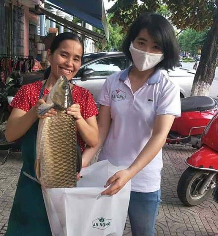 Sản phẩm cá trắm sông Son được người tiêu dùng tại thành phố Đồng Hới ủng hộ tiêu thụ.