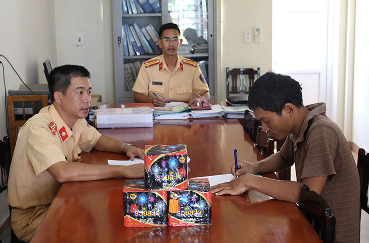 Đội CSGT đường thủy, Phòng CSGT Công an tỉnh tiếp nhận hơn 4,2 kg pháo nổ do anh Nguyễn Văn Tiển giao nộp.