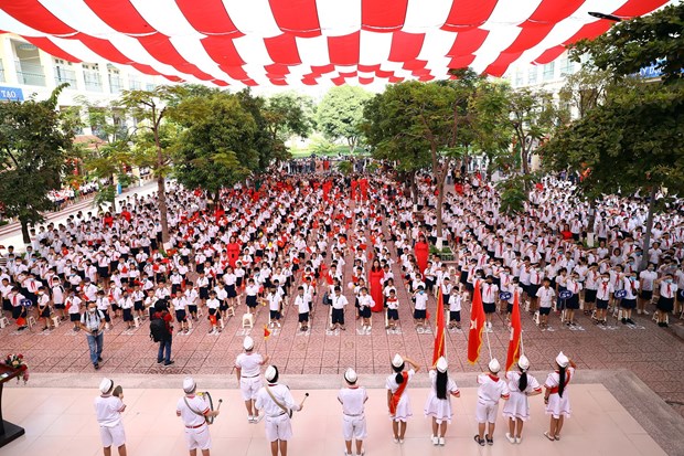  Lễ chào cờ trong ngày khai giảng tại trường Tiểu học Trung Yên (quận Cầu Giấy). (Ảnh: Huy Hùng/TTXVN)