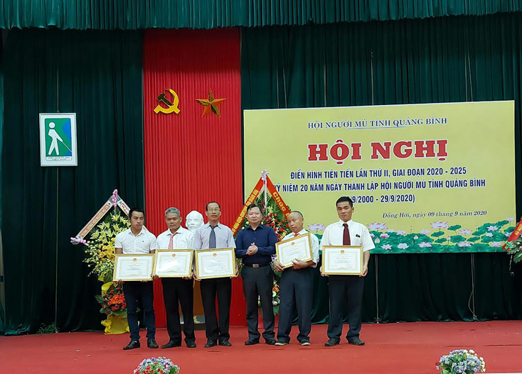 Đồng chí Nguyễn Tiến Hoàng, TUV, Chủ tịch UBND tỉnh tặng Bằng khen của Chủ tịch UBND tỉnh cho các cá nhân có thành tích xuất sắc trong công tác hội. 
