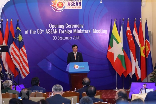 Phó Thủ tướng, Bộ trưởng Bộ Ngoại giao Phạm Bình Minh, Chủ tịch Ủy ban Quốc gia ASEAN 2020, phát biểu khai mạc. (Ảnh: Lâm Khánh/TTXVN)