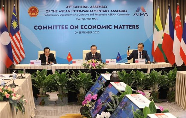 Chủ nhiệm Ủy ban Kinh tế của Quốc hội Việt Nam Vũ Hồng Thanh điều hành hội nghị. (Ảnh: Văn Điệp/TTXVN)