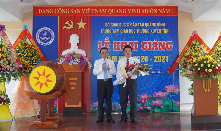 Đồng chí Giám đốc Sở Giáo dục và Đào tạo Đinh Quý Nhân, tặng hoa chúc mừng thầy và trò Trung tâm GDTX tỉnh nhân ngày khai giảng năm học mới. 