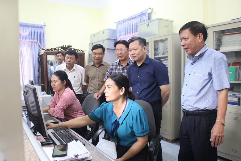 : Đồng chí Phó Chủ tịch UBND tỉnh Nguyễn Tiến Hoàng kiểm tra thực tế tình hình triển xây dựng CQĐT ở thị trấn Quán Hàu.