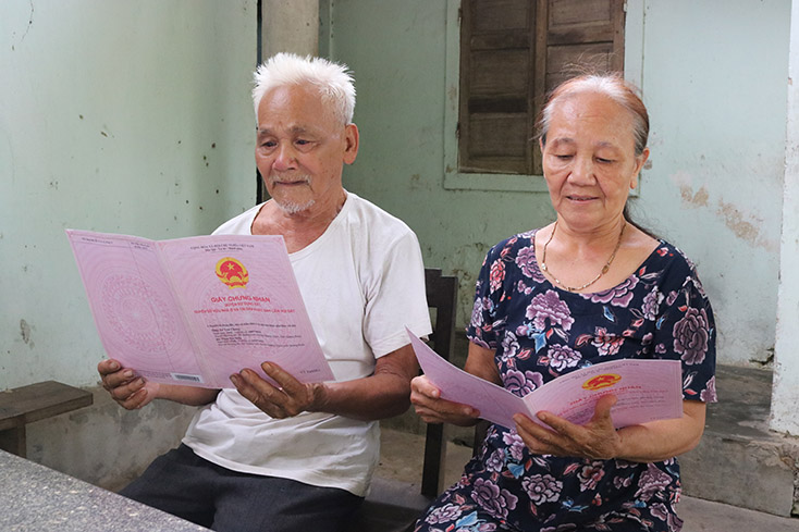 Gia đình 2 thương binh Nguyễn Văn Chung và Nguyễn Thị Dinh rất vui mừng khi được cấp giấy chứng nhận quyền sử dụng đất.