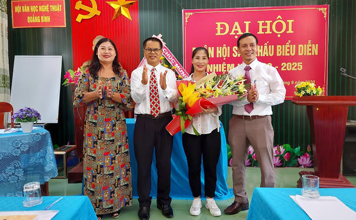 Nhà điêu khắc Phan Đình Tiến, Chủ tịch Hội Văn học nghệ thuật tỉnh tặng hoa chúc mừng Ban chấp hành mới.