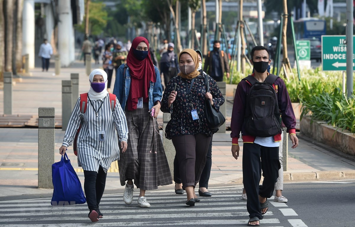  Người dân đeo khẩu trang phòng lây nhiễm COVID-19 tại Jakarta, Indonesia, ngày 19-8-2020. (Ảnh: THX/ TTXVN)