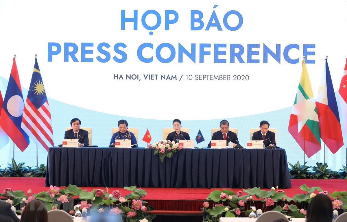 Chủ tịch Quốc hội Nguyễn Thị Kim Ngân, Chủ tịch AIPA 41 chủ trì buổi Họp báo. (Ảnh: Văn Điệp/TTXVN)