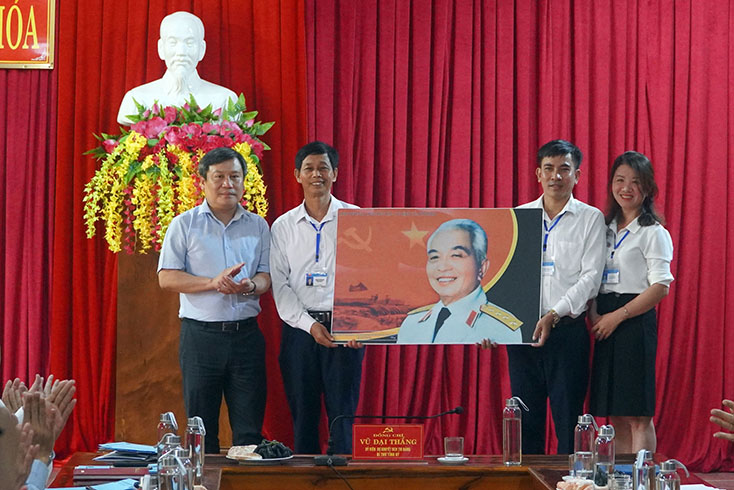   Đồng chí Bí thư Tỉnh ủy Vũ Đại Thắng tặng quà lưu niệm cho xã Mai Hóa