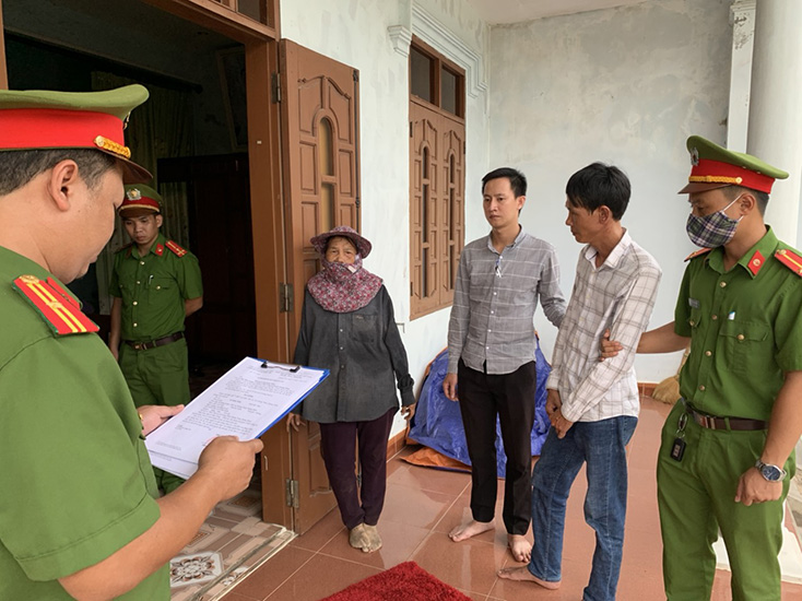 Công an huyện Quảng Ninh thi hành lệnh khám xét khẩn cấp và lệnh giữ người trong trường hợp khẩn cấp đối với Lê Quốc Tuấn.