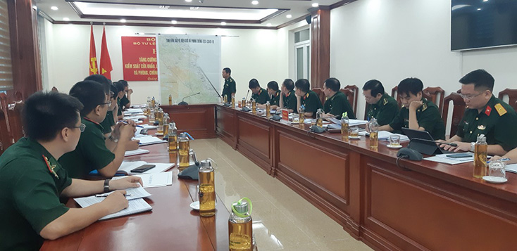 Đại tá Trịnh Thanh Bình, Chỉ huy trưởng BĐBP Quảng Bình báo cáo kết quả thực hiện nhiệm vụ bảo vệ biên giới và phòng chống dịch Covid-19 trên các điểm chốt của BĐBP Quảng Bình. 