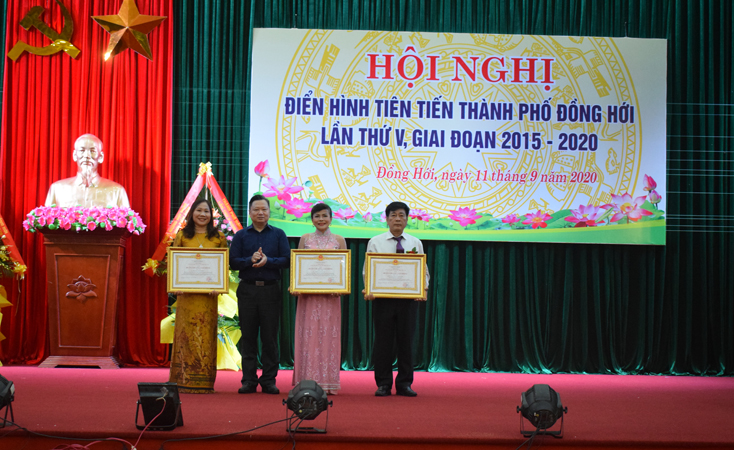 Đồng chí Nguyễn Tiến Hoàng, Tỉnh ủy viên, Phó Chủ tịch UBND tỉnh trao Huân chương Lao động cho tập thể, cá nhân.