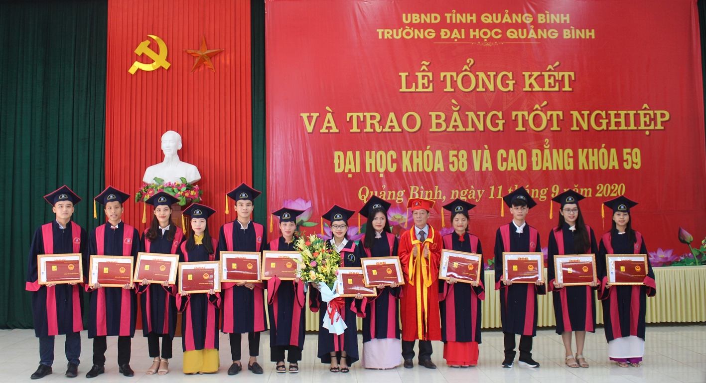 Tiến sỹ Bùi Khắc Sơn, Phó hiệu trưởng Trường ĐHQB trao  trao giấy khen và phần thưởng cho 12 sinh viên tốt nghiệp thủ khoa.