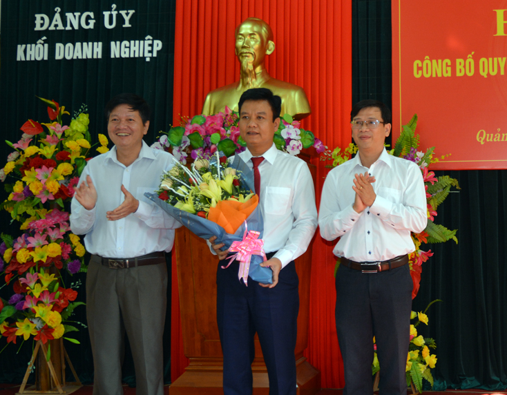 Đại diện lãnh đạo Đảng ủy Khối Doanh nghiệp tỉnh tặng hoa chúc mừng đồng chí Trần Quốc Tuấn, Tỉnh ủy viên, Bí thư Đảng ủy Khối Doanh nghiệp nhiệm kỳ 2020-2025. 