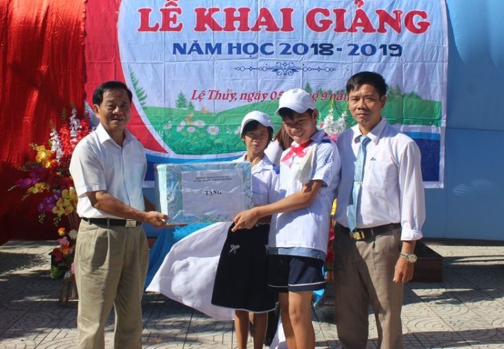  Ông Mai Xuân Thu (người bên trái) trao quà hỗ trợ cho NTT-TMC trên địa bàn tỉnh. 