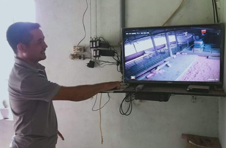 Ông Hoàng Văn Long (xã Quảng Tiên, TX. Ba Đồn) đầu tư lắp hệ thống camera để dễ dàng quản lý trang trại, thực hiện tốt công tác phòng, chống dịch bệnh. 