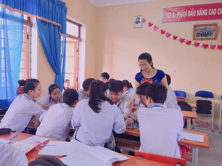       Một tiết học được cô giáo Trịnh Thị Hằng thiết kế cho học sinh làm việc, hợp tác theo nhóm. 