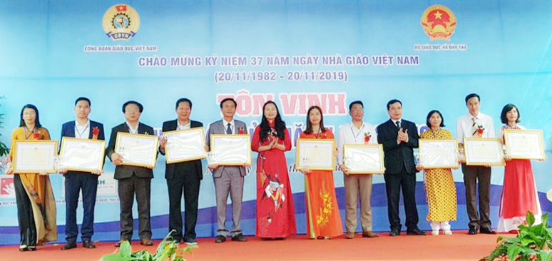    Cô giáo Trịnh Thị Hằng (ngoài cùng từ trái sang) tại buổi lễ vinh danh “Nhà giáo của năm 2019” do Bộ Giáo dục và Đào tạo tổ chức.