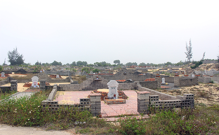 Nghĩa trang xã Bảo Ninh, nơi xảy ra nhiều sai phạm trong gói thầu rà phá bom mìn do BQL DAMT&BĐKH TP. Đồng Hới làm chủ đầu tư, trong đó có trách nhiệm của ông Trương Tấn Lâm. 