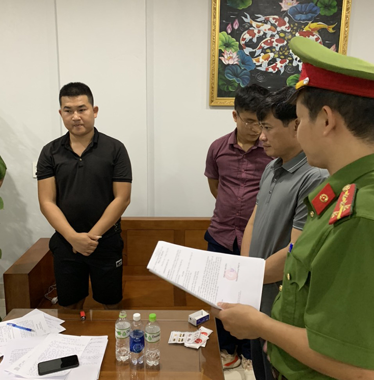 Cơ quan Công an tiến hành khám xét khẩn cấp chỗ ở của Nguyễn Anh Tuấn, tại thôn 11 Hữu Cung, xã Lộc Ninh, TP. Đồng Hới