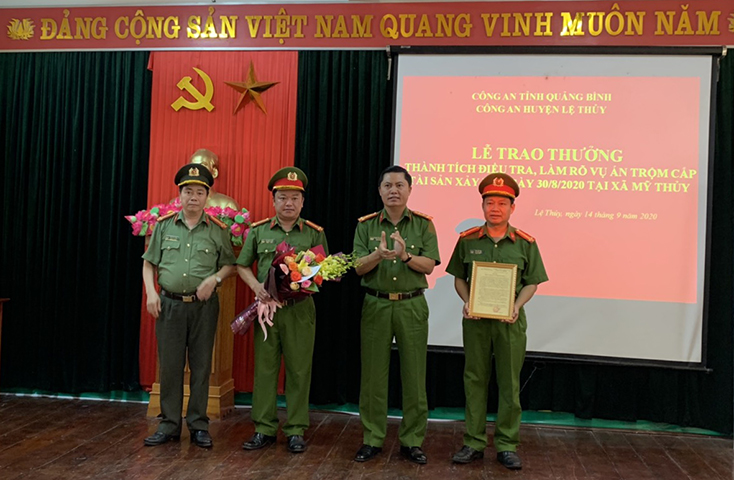 Đại tá Nguyễn Tiến Hoàng Anh, Phó Giám đốc Công an tỉnh trao thư khen của Giám đốc Công an tỉnh đối với lực lượng Công an huyện Lệ Thủy.
