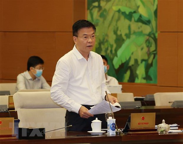 Bộ trưởng Bộ Tư pháp Lê Thành Long trình bày báo cáo về công tác thi hành án. (Ảnh: Trọng Đức/TTXVN)