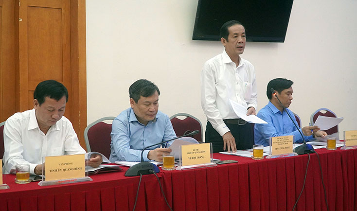 đồng chí Đồng chí Chủ tịch UBND tỉnh Trần Công Thuật báo cáo tình hình phát triển GTVT trên địa bàn tỉnh Quảng Bình