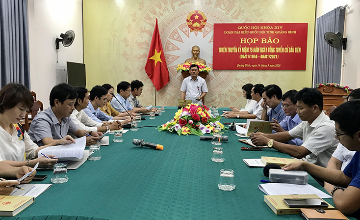 Đồng chí Phó Trưởng đoàn ĐBQH tỉnh Nguyễn Ngọc Phương phát biểu tại buổi họp báo