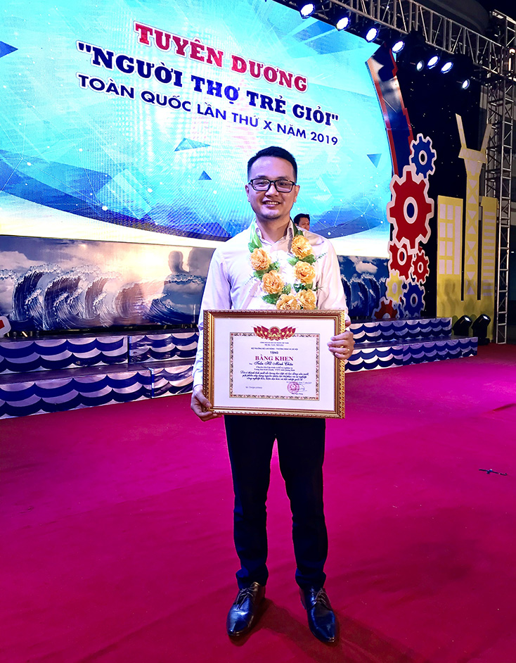 Anh Trần Hồ Minh Châu tại lễ tuyên dương “Người thợ trẻ giỏi toàn quốc lần thứ X năm 2019”. 